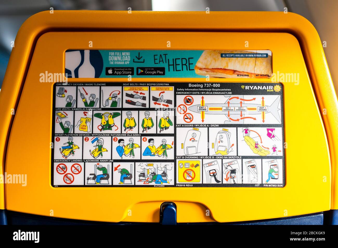 Lviv, Ukraine - 22 janvier 2020: Ryanair siège intérieur d'avion avec panneau à l'arrière de la chaise pour la sécurité et la publicité pour l'application de menu alimentaire à bas prix Banque D'Images