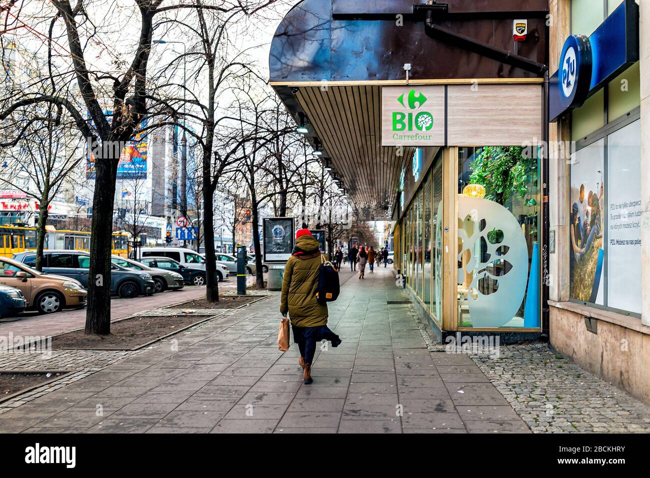 Woman Shopping Carrefour Market Store Banque D Image Et Photos Alamy
