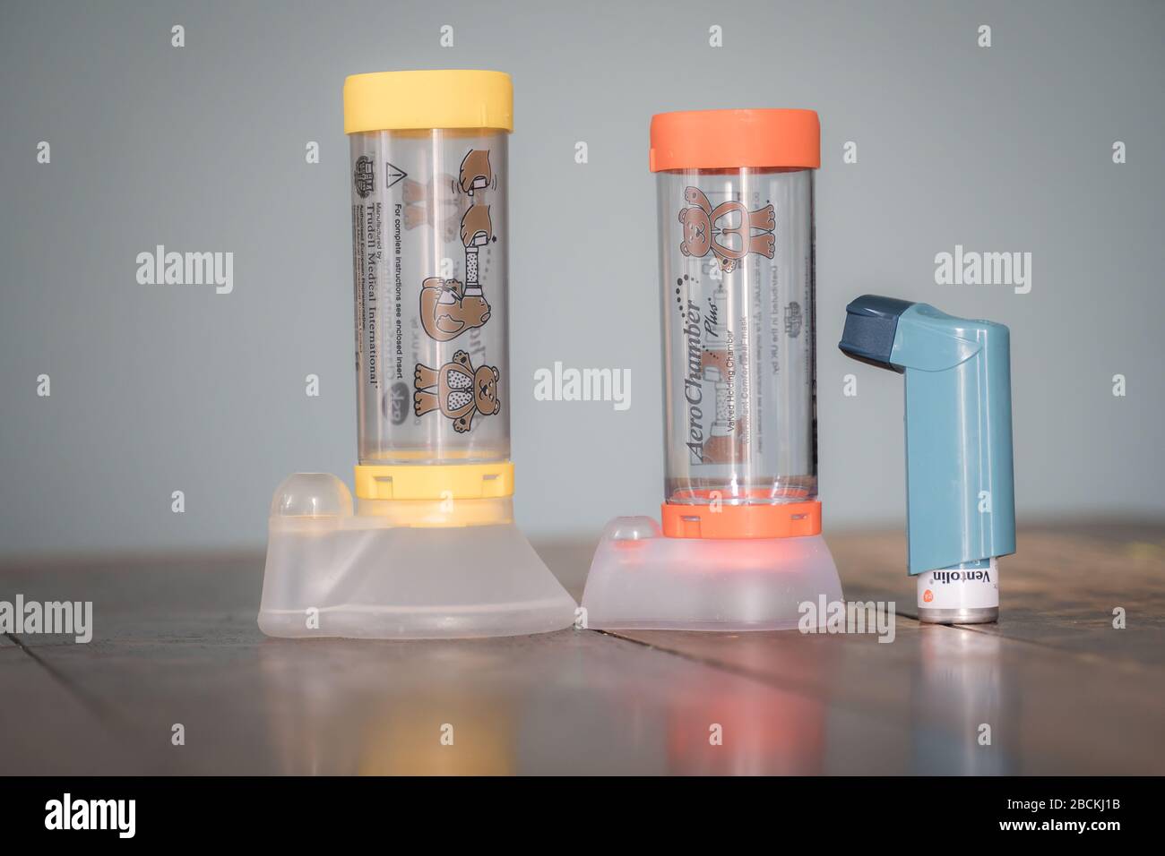 Londres Royaume Uni 3 Avril Inhalateur Ventolin Et Espaceurs Aerochamber Enfant Et Bebe Medicaments Couramment Prescrits Pour Le Traitement De L Asthme Photo Stock Alamy Londres Royaume Uni 3 Avril Inhalateur Ventolin Et Espaceurs Aerochamber Enfant Et Bebe Medicaments Couramment Prescrits Pour Le Traitement De L Asthme Photo Stock Alamy