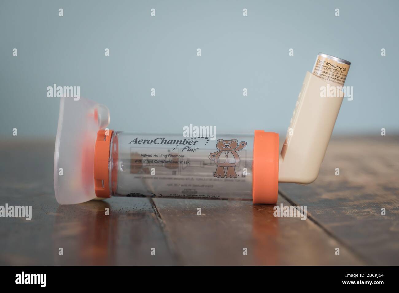 Londres Royaume Uni 3 Avril Inhalateur Clenil Beclomethasone Et Espaceur Aerochamber Pour Nourrisson Medicament Couramment Prescrit Pour Le Traitement De L Asthme Photo Stock Alamy Londres Royaume Uni 3 Avril Inhalateur Clenil Beclomethasone Et Espaceur Aerochamber Pour Nourrisson Medicament Couramment Prescrit Pour Le Traitement De L Asthme Photo Stock Alamy