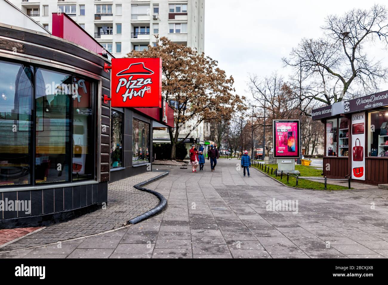 Varsovie, Pologne - 25 janvier 2020: Pizza hutte Fast food chain restaurant et personnes avec logo par entrée à Varsovie sur la route Solarnosci Banque D'Images