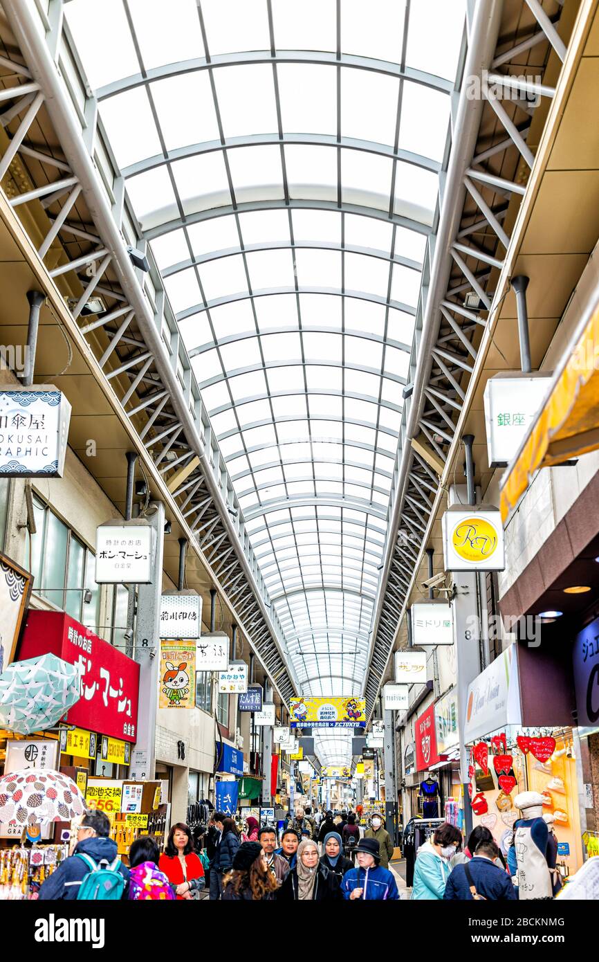 Tokyo, Japon - 30 mars 2019: Service Asakusa avec vue verticale de la foule de personnes sur Nakamise Shopping Street Arcade magasins couverts avec ce Banque D'Images