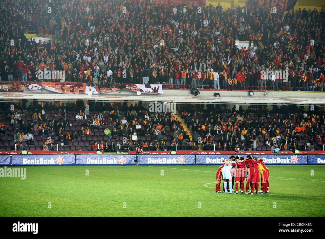 ISTANBUL, TURQUIE - 6 MARS : l'équipe de football de Galatasaray salue les fans de Galatasaray au stade Ali Sami Yen le 6 mars 2009 à Istanbul, Turquie. Banque D'Images