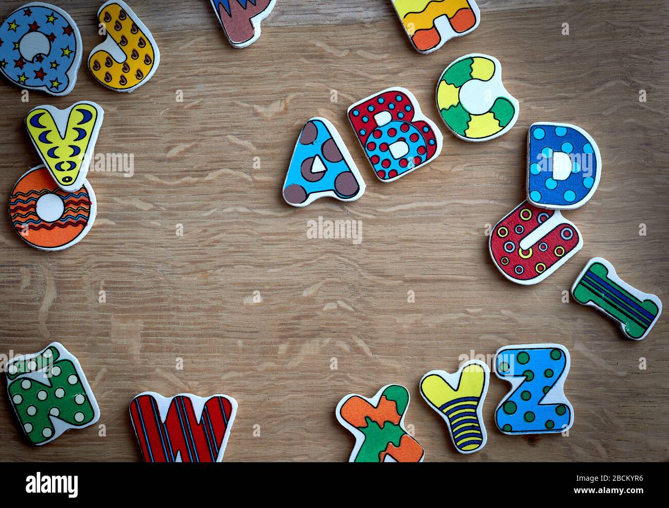 jeu de lettres en bois et magnétiques pour enfants sur une base en bois Banque D'Images