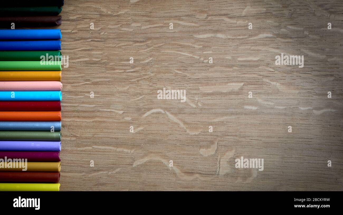 ensemble de couleurs, cires, pastels sur une base en bois Banque D'Images