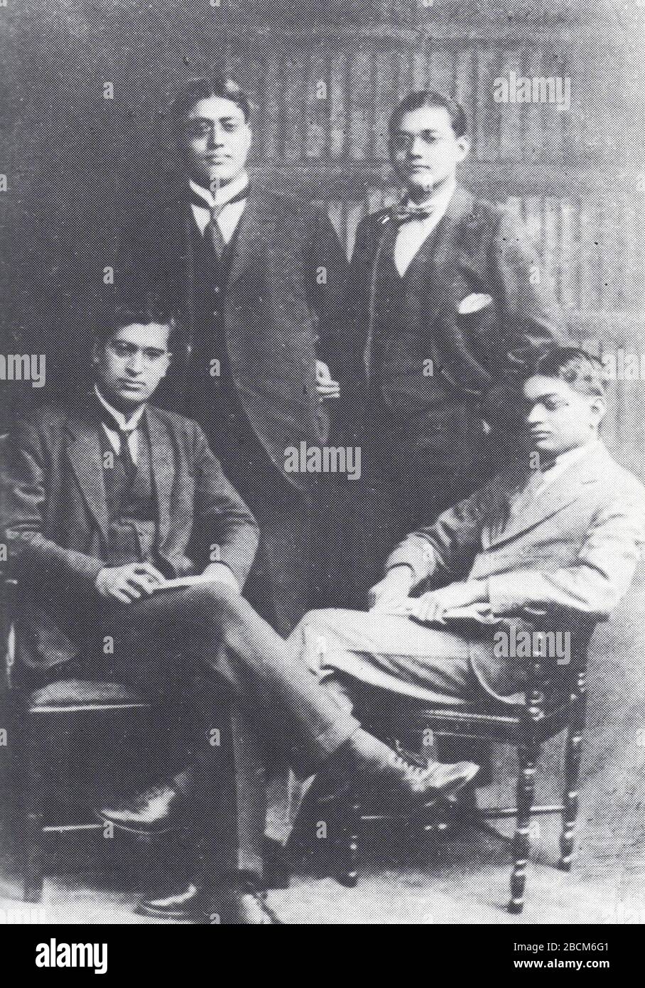 'English: Subhas Chandra Bose, debout (à droite) avec des amis en Angleterre; 1920; Leonard A. Gordon, frères contre la Raj Columbia University Press; Unknown Photographer; ' Banque D'Images