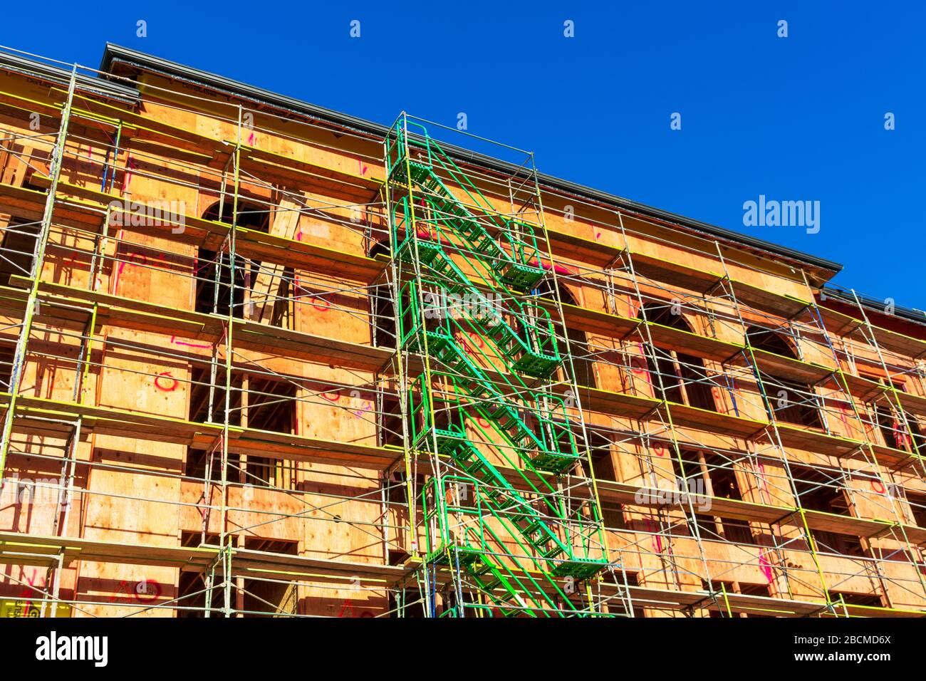 Escalier d'accès aux échafaudages à la nouvelle façade de bâtiment résidentiel multifamiliale pendant la construction - Santa José, Californie, États-Unis - 2020 Banque D'Images