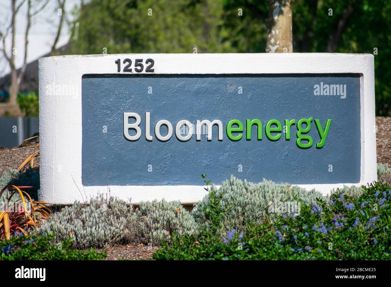 Centrale de Bloom Energy Sign dans la Silicon Valley. Bloom Energy fabrique et commercialise des piles à combustible à oxyde solide qui produisent de l'électricité sur place - San Banque D'Images
