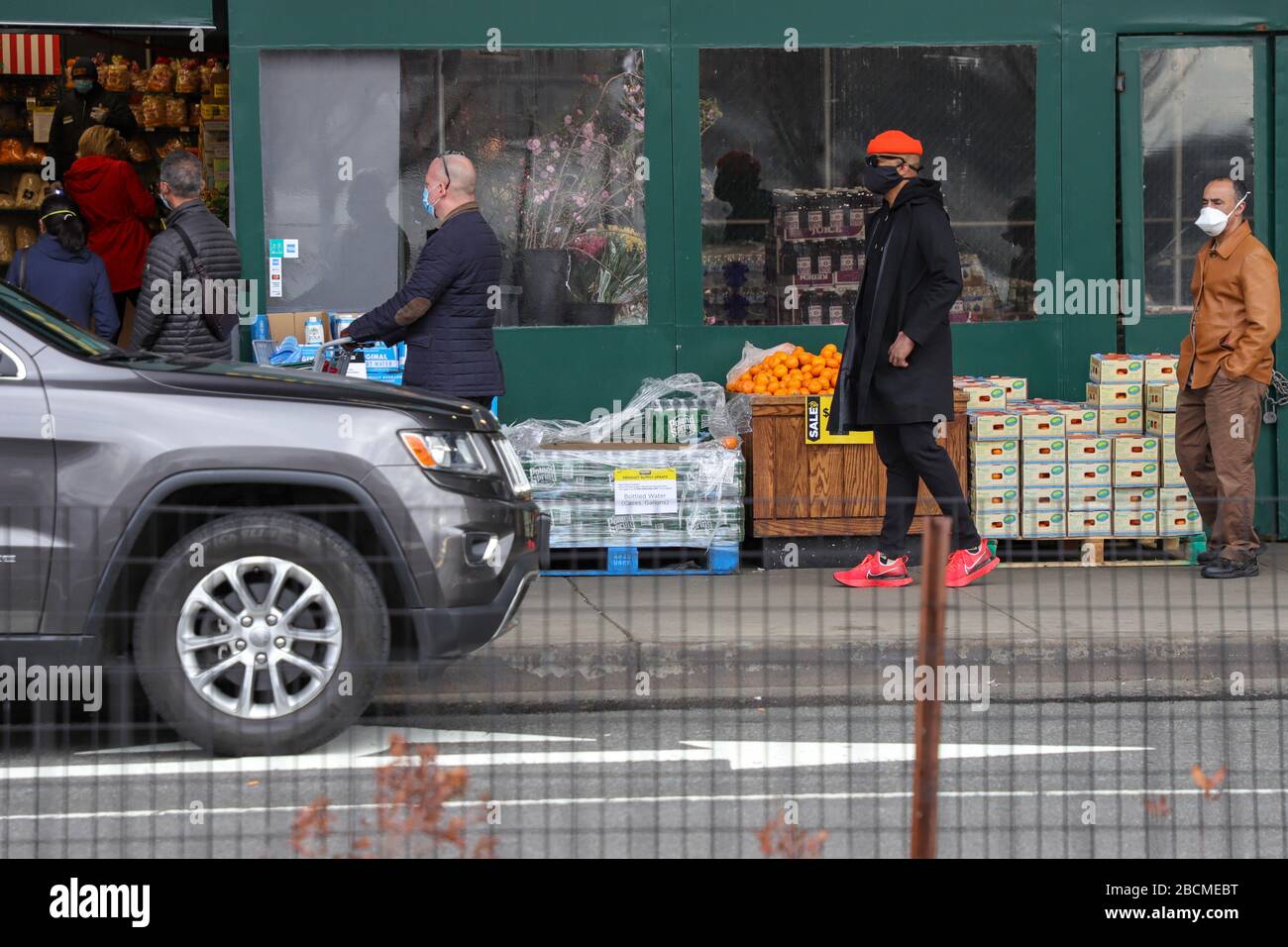 New York, États-Unis. 04 avril 2020. Mercado a une file d'attente de clients en dehors de New York City aux Etats-Unis ce samedi, 04. New York est l'épicentre de la pandémie de coronavirus (COVID-19). Crédit: Brésil photo Press/Alay Live News Banque D'Images