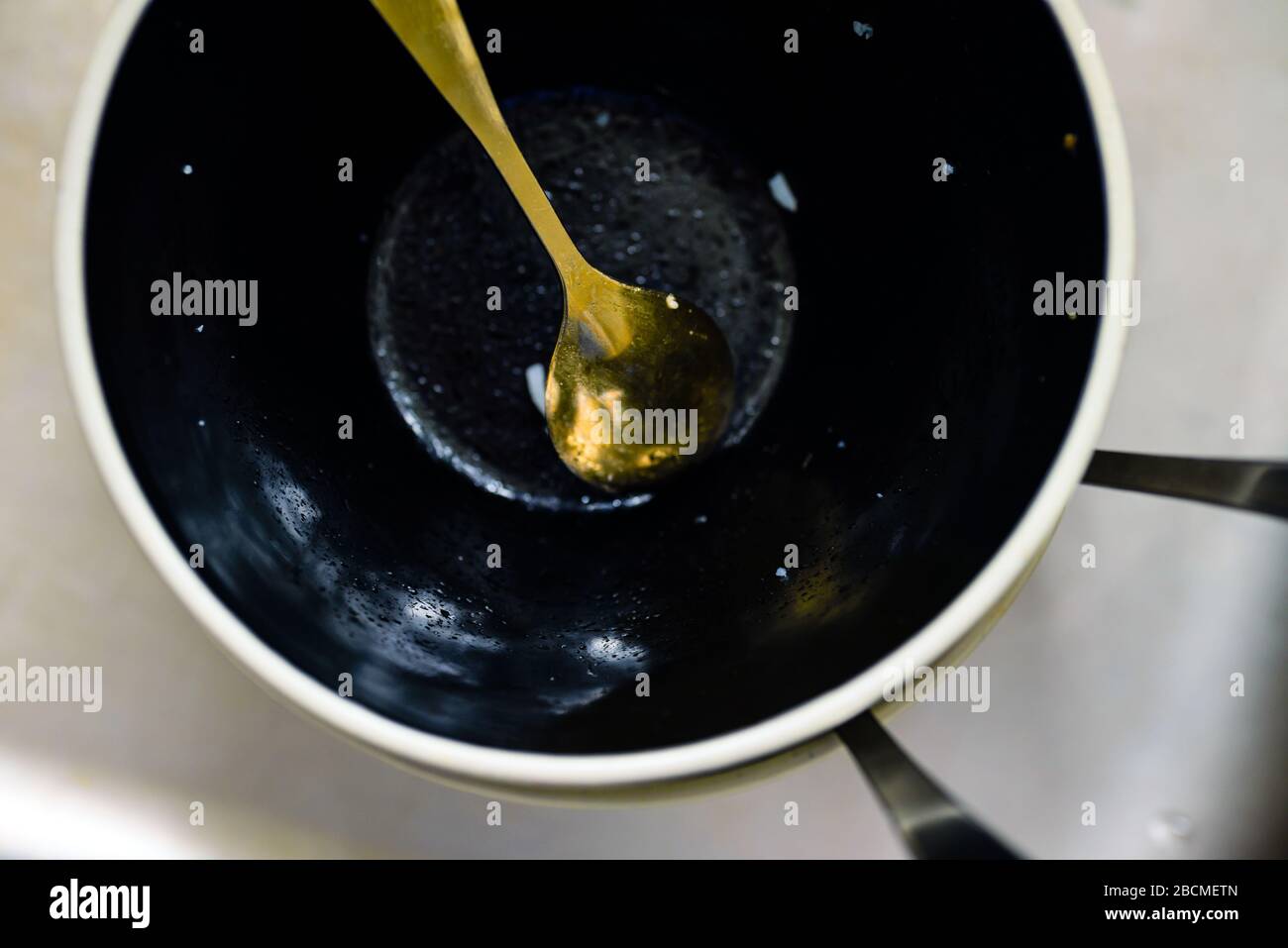 Les plats sales sont empilés à côté de l'évier dans la cuisine de la maison Banque D'Images