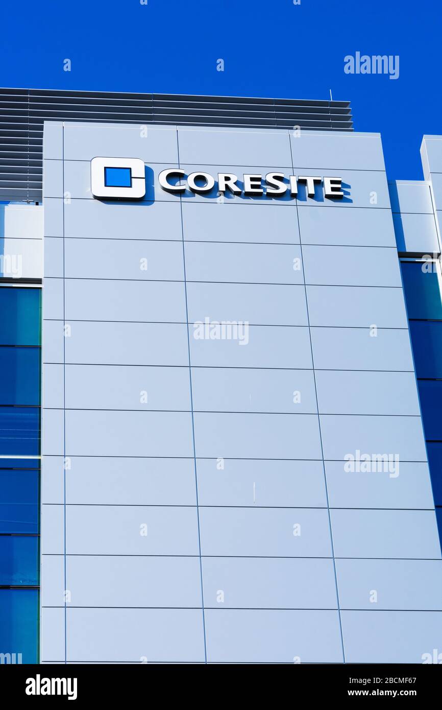 Extérieur du centre de données Coresite dans la Silicon Valley. CoreSite Realty Corporation investit dans des centres de données neutres pour les transporteurs et fournit des services de colocation et de peeri Banque D'Images