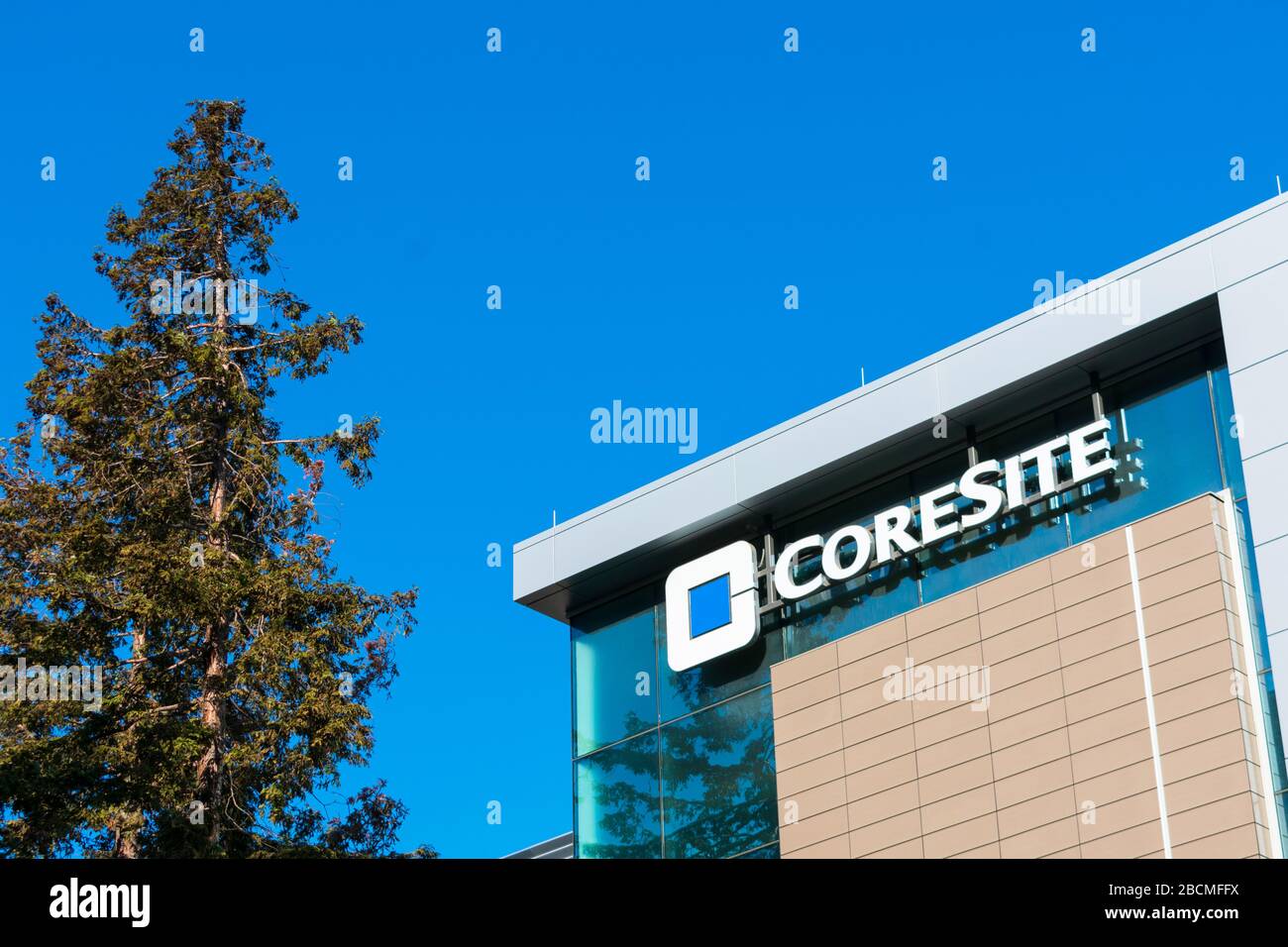 Extérieur du centre de données Coresite dans la Silicon Valley. CoreSite Realty Corporation investit dans des centres de données neutres pour les transporteurs et fournit des services de colocation et de peeri Banque D'Images