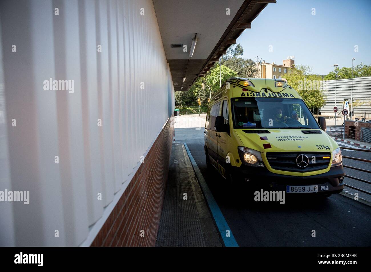 Ambulance de santé d'urgence transférant un cas possible de covid-19.les services de santé d'urgence sont forcés de se conformer à des protocoles spécifiques pendant les transferts de patients avec des cas possibles de covid-19. À la fin du service, ils désinfectent et jettent l'équipement de protection individuelle dans les sacs G-II pour éviter les contagion. Banque D'Images