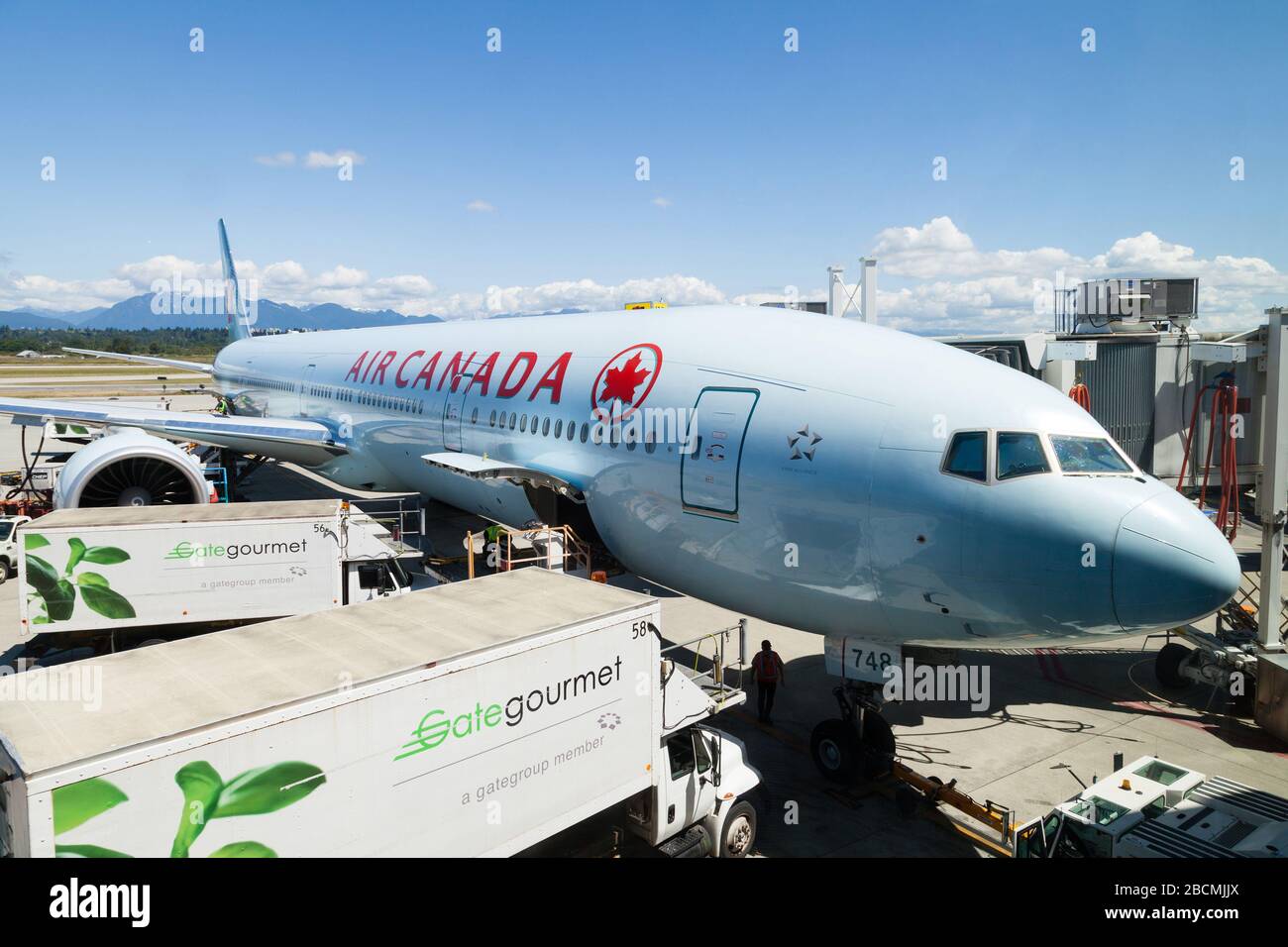 Vancouver, Canada - 3 juillet 2017 : un avion Boeing 777 d'Air Canada Airlines est desservi sur le tarmac de l'aéroport international de Vancouver. Banque D'Images
