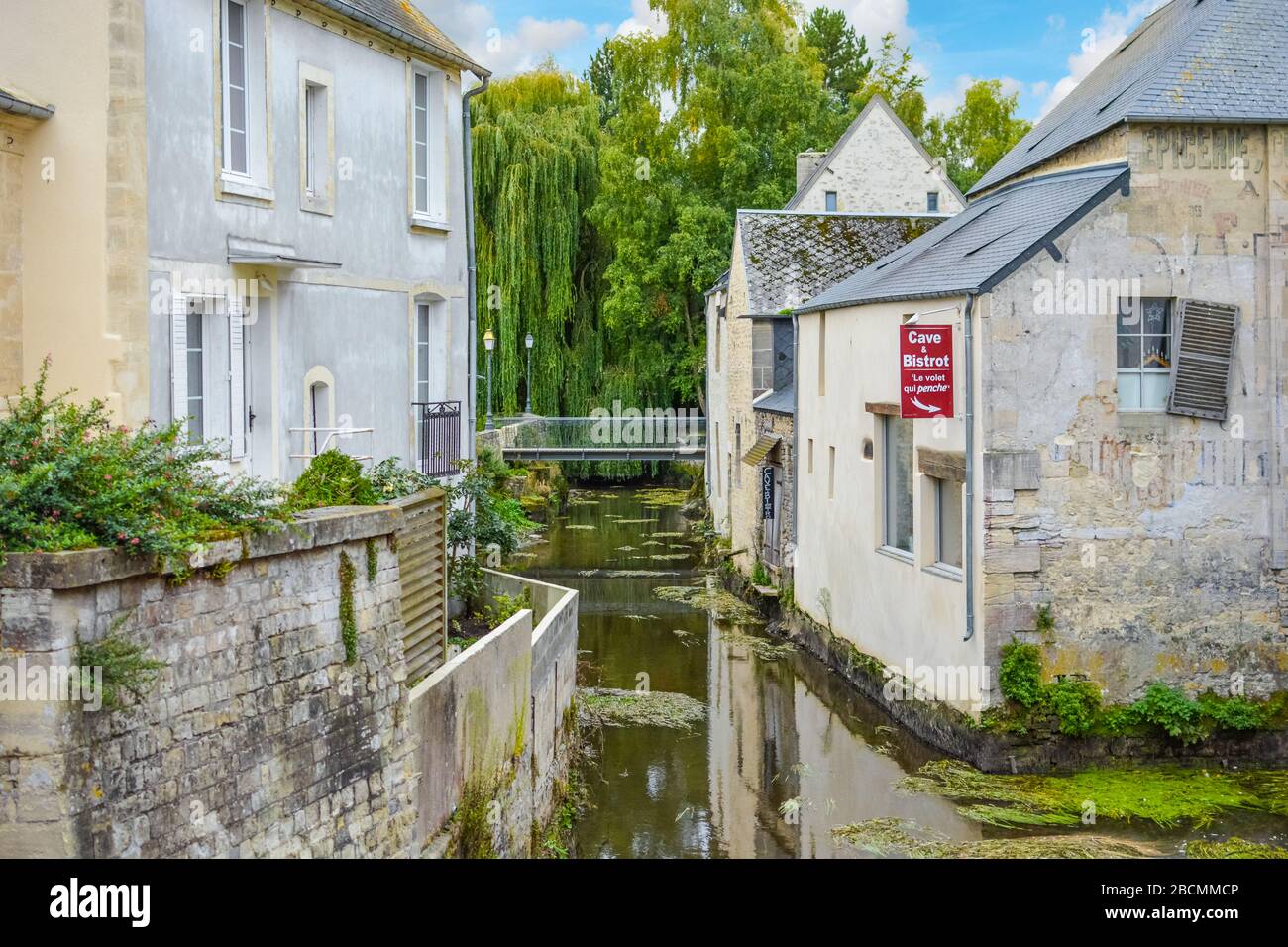 Des bâtiments pittoresques le long de l'Aure dans la ville de Bayeux Normandie France près du vieux moulin Banque D'Images