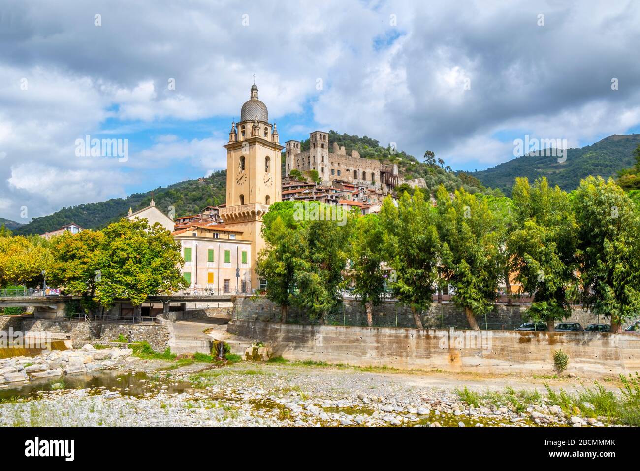 L'église de Sant'Antonio Abate avec l'ancien château perché dans le village médiéval de Dolceacqua, Italie, près de la côte ligure de l'Italie. Banque D'Images