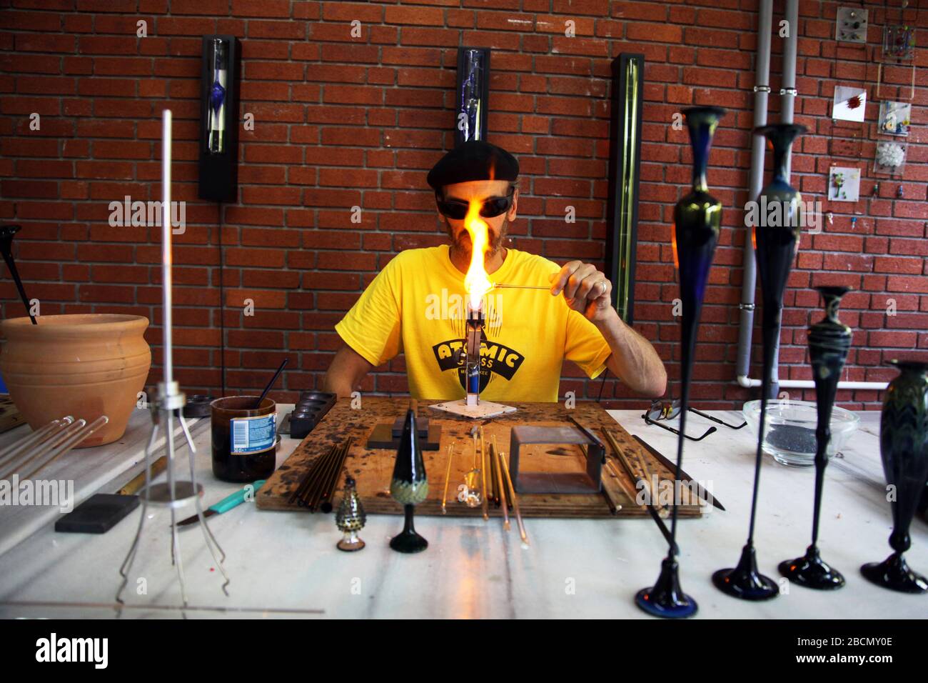 ISTANBUL, TURQUIE - 8 AOÛT : manifestation d'un artiste en verre de fabrication d'une bouteille à partir d'un verre fondu le 8 août 2012 à Istanbul, Turquie. Artiste en verre dans son atelier à la Fondation du four de verre. Banque D'Images