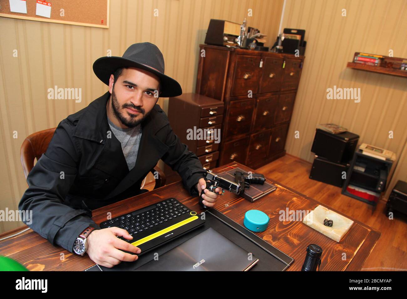 ISTANBUL, TURQUIE - 15 MAI : détective privé turc travaillant sur son bureau le 15 mai 2015 à Istanbul, Turquie. Banque D'Images