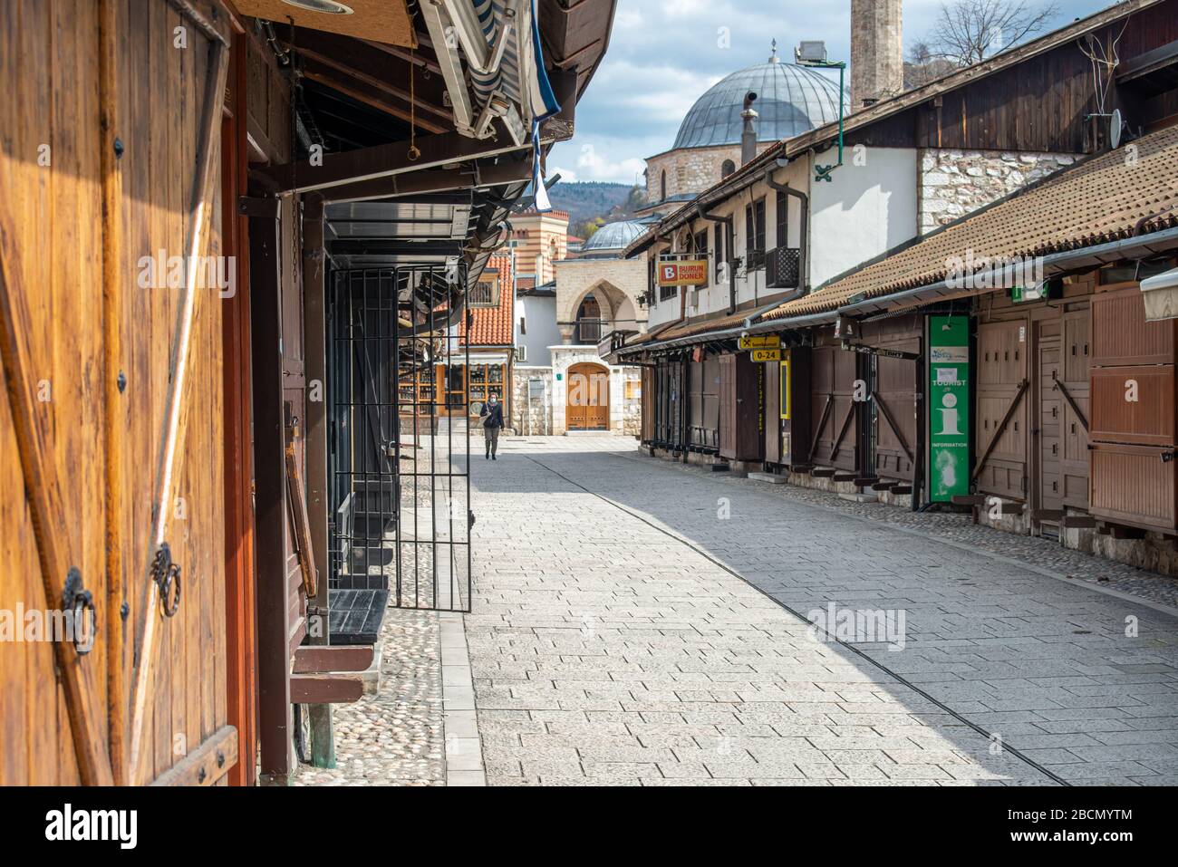 Sarajevo /Bosnie-Herzégovine - 04.03.2020: Rue vide dans la vieille ville, portes fermées des propriétaires de petites entreprises en raison de la restriction du coronavirus pas de personnes Banque D'Images