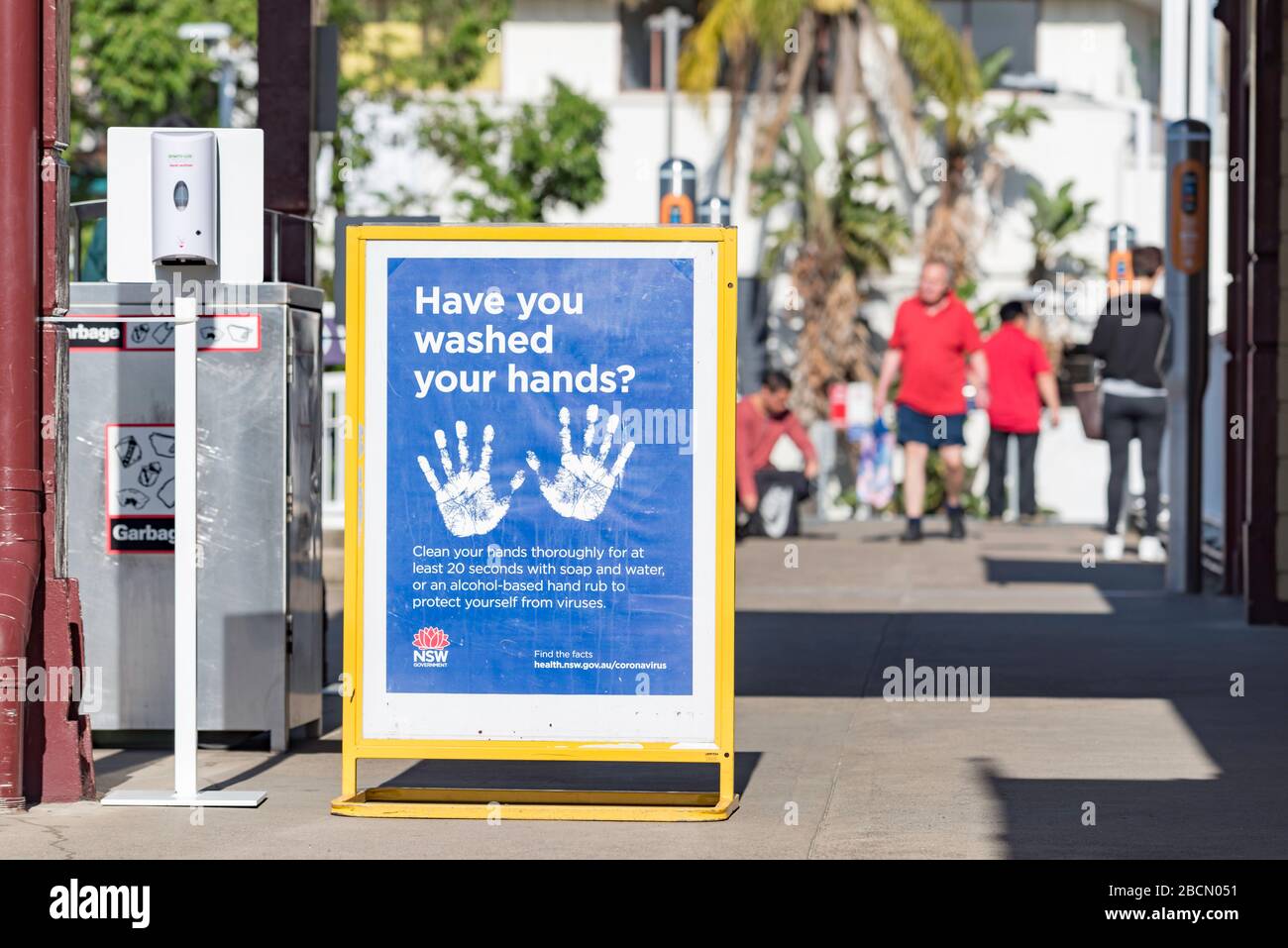 Sydney, Australie le 5 avril 2020: Un gouvernement d'État a émis "avez-vous lavé les mains?" Signez et un désinfectant pour les mains à dose de spray sans contact à la gare de Gordon à Sydney, en Nouvelle-Galles du Sud, en Australie Banque D'Images