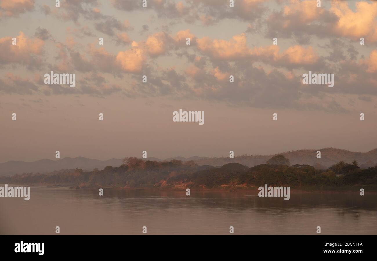 Coucher du soleil avec des nuages paysage chaud du Laos à travers le Mékong de Chiang Khan Banque D'Images