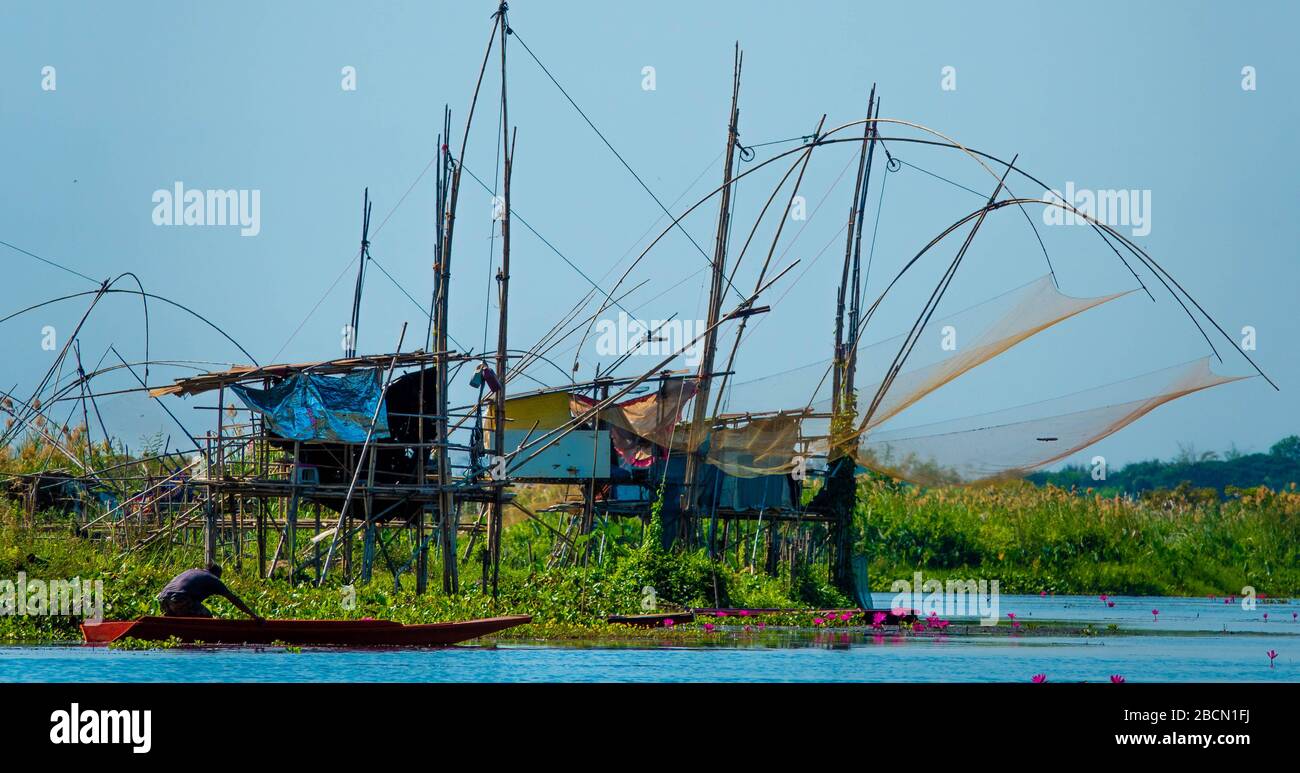 Filets de pêche de nuit sur les rives du lac Red Lotus, Udon Thani, Thaïlande Banque D'Images