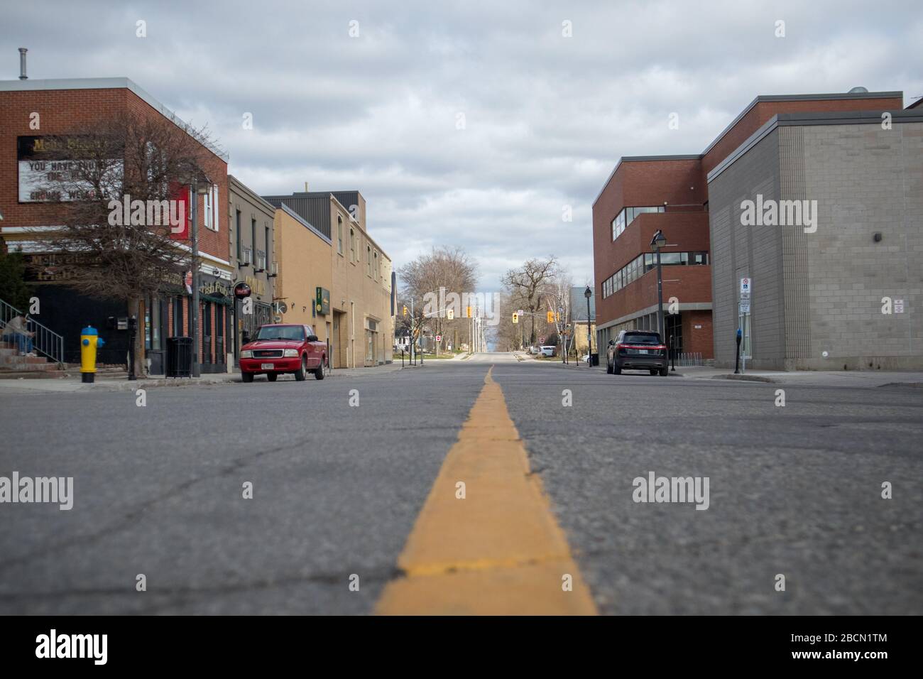 Une photo réalisée à partir de très bas, montre une rue déserte à Stratford, en Ontario. Banque D'Images