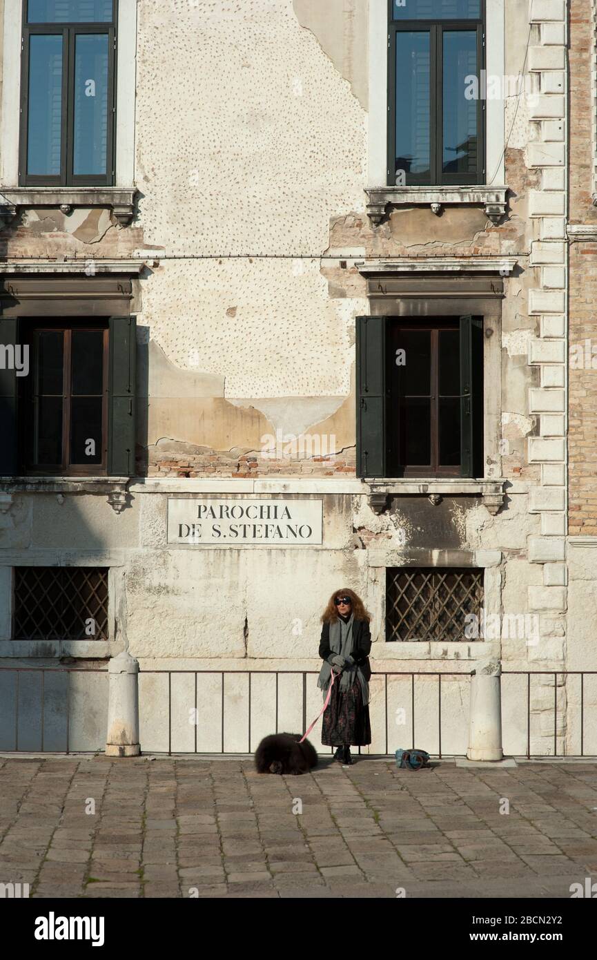 Femme avec chien, Parochia de San Stefano, Venise, Italie Banque D'Images