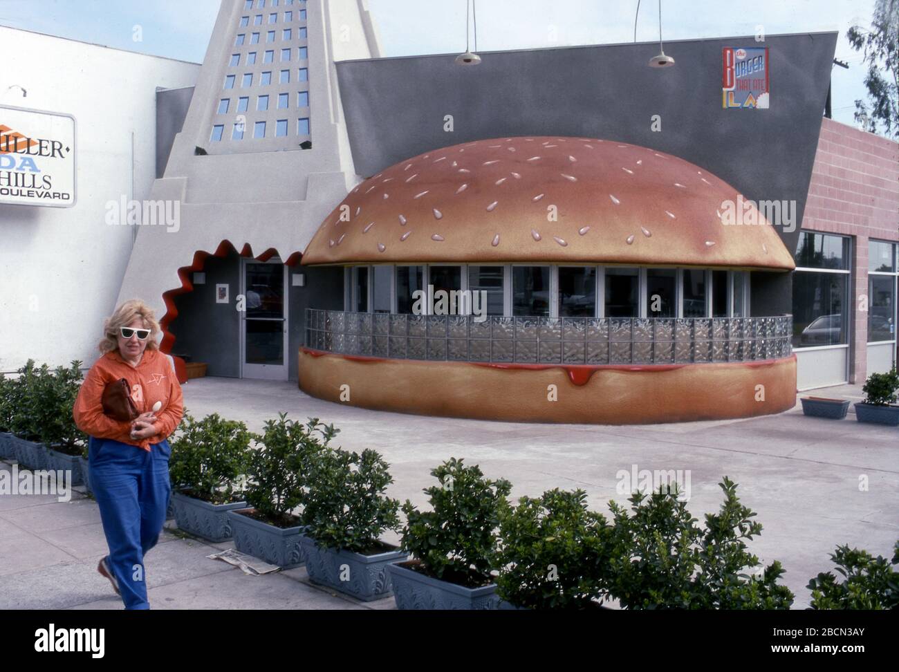 Restaurant en forme de hamburger avec une réplique de L.A. L'hôtel de ville a été appelé "le Burger qui a mangé L.A." et était situé sur Melrose Avenue dans l'ouest de Hollywood, ouvert en 1989 et apparu dans l'épisode pilote de la série télévisée, Melrose place. Banque D'Images