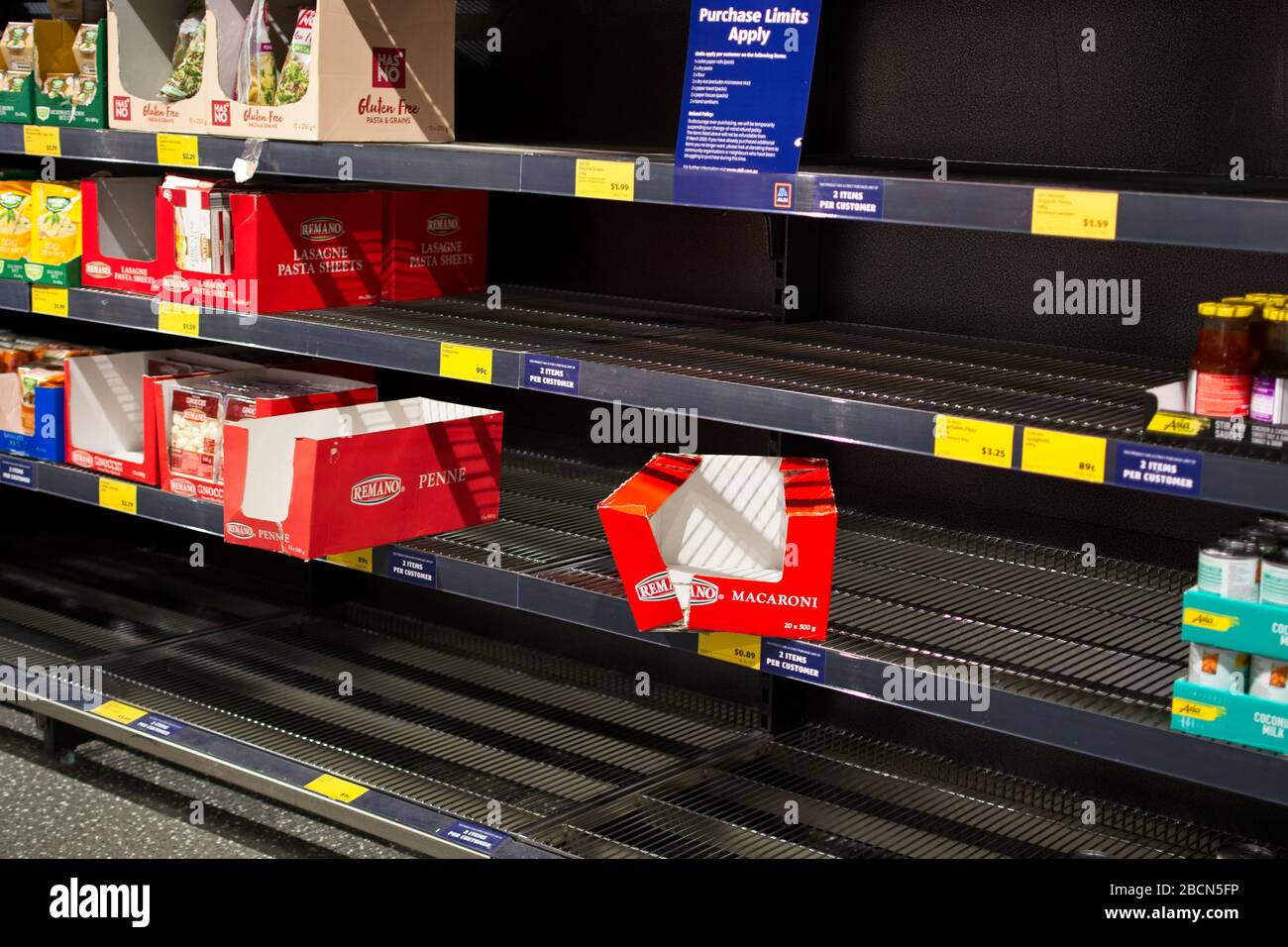 Caloundra, Queensland, Australie - 5 avril 2020: Les rayons vides des supermarchés en Australie après les achats de panique dus au coronavirus COVID-19. Banque D'Images