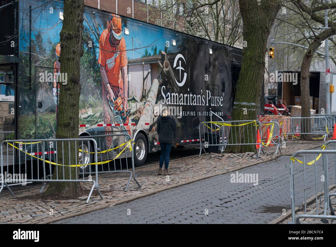 New York, NY - 4 avril 2020: Équipement livré pour hôpital temporaire dans Central Park à travers l'hôpital Mount Sinai construit par l'organisme caritatif "Samaritans sporte-monnaie" Banque D'Images