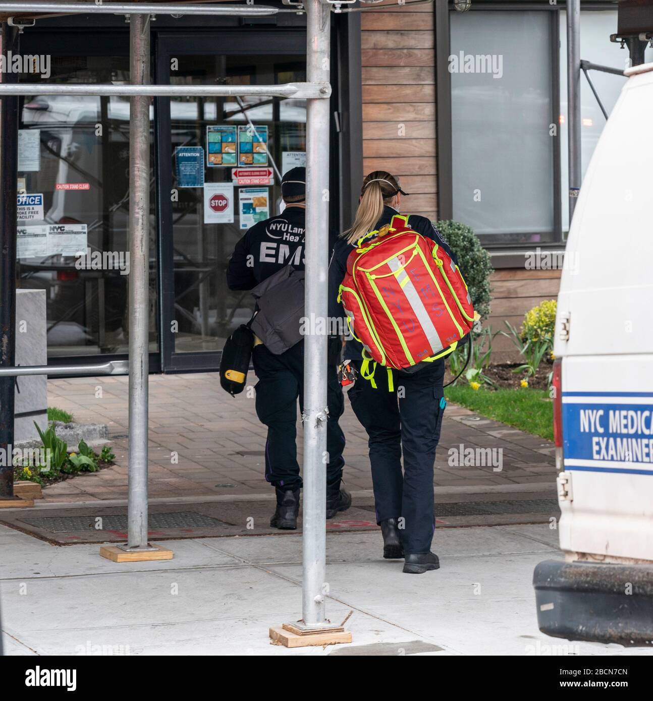 New York, NY - 4 avril 2020 : les premiers intervenants des services médicaux d'urgence des hôpitaux de NYU Langone sont arrivés pour traiter le patient à la maison de soins Greenpark le Phoenix à Brooklyn Banque D'Images