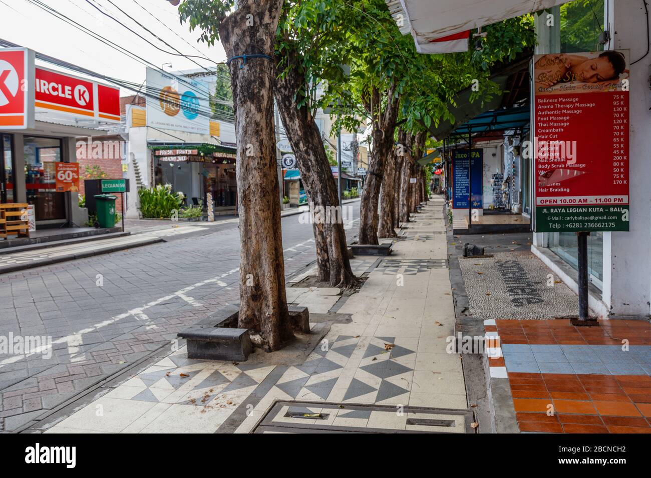 Avril 05, 2020. Rues vides de Bali. Pas de touristes en raison du virus  COVID-19. Jalan Legian, Kuta, Bali zone touristique populaire. Indonésie  Photo Stock - Alamy