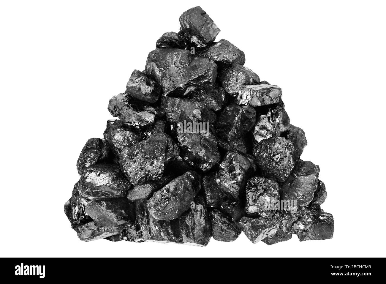 Tas de charbon noir sur fond blanc isolé gros plan, pile de pierres de charbon, combustible fossile minéral, anthracite, pépites de mine de charbon brut, pièces d'embers Banque D'Images