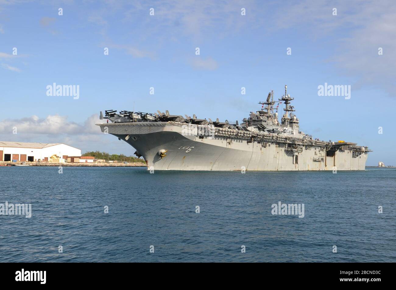 SANTA RITA, Guam (21 mars 2020) le navire d'assaut amphibie USS America (LHA 6) s'incline dans le port d'Apra Harbour, à Guam. L'Amérique, navire amiral du America Expeditionary Strike Group, 31 membres de l'équipe de l'unité expéditionnaire maritime, opère dans la 7ème zone d'opérations de la flotte des États-Unis afin d'améliorer l'interopérabilité avec ses alliés et ses partenaires et de servir de force d'intervention prête pour défendre la paix et la stabilité dans la région de l'Indo-Pacifique. (ÉTATS-UNIS Photo marine par Mass Communication Specialist Seaman Apprentice Naomi Johnson/libéré) Banque D'Images