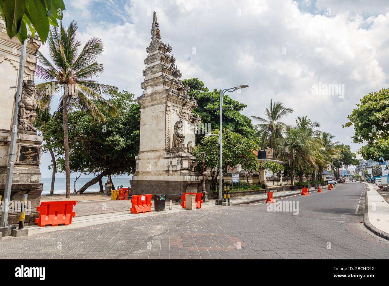 05 avril 2020. La destination touristique populaire vide Kuta plage fermée en raison de la quarantaine du virus corona. Badung, Bali, Indonésie. Banque D'Images