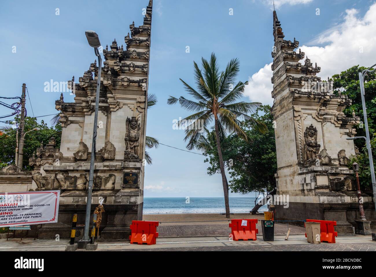 05 avril 2020. La destination touristique populaire vide Kuta plage fermée en raison de la quarantaine du virus corona. Badung, Bali, Indonésie. Banque D'Images