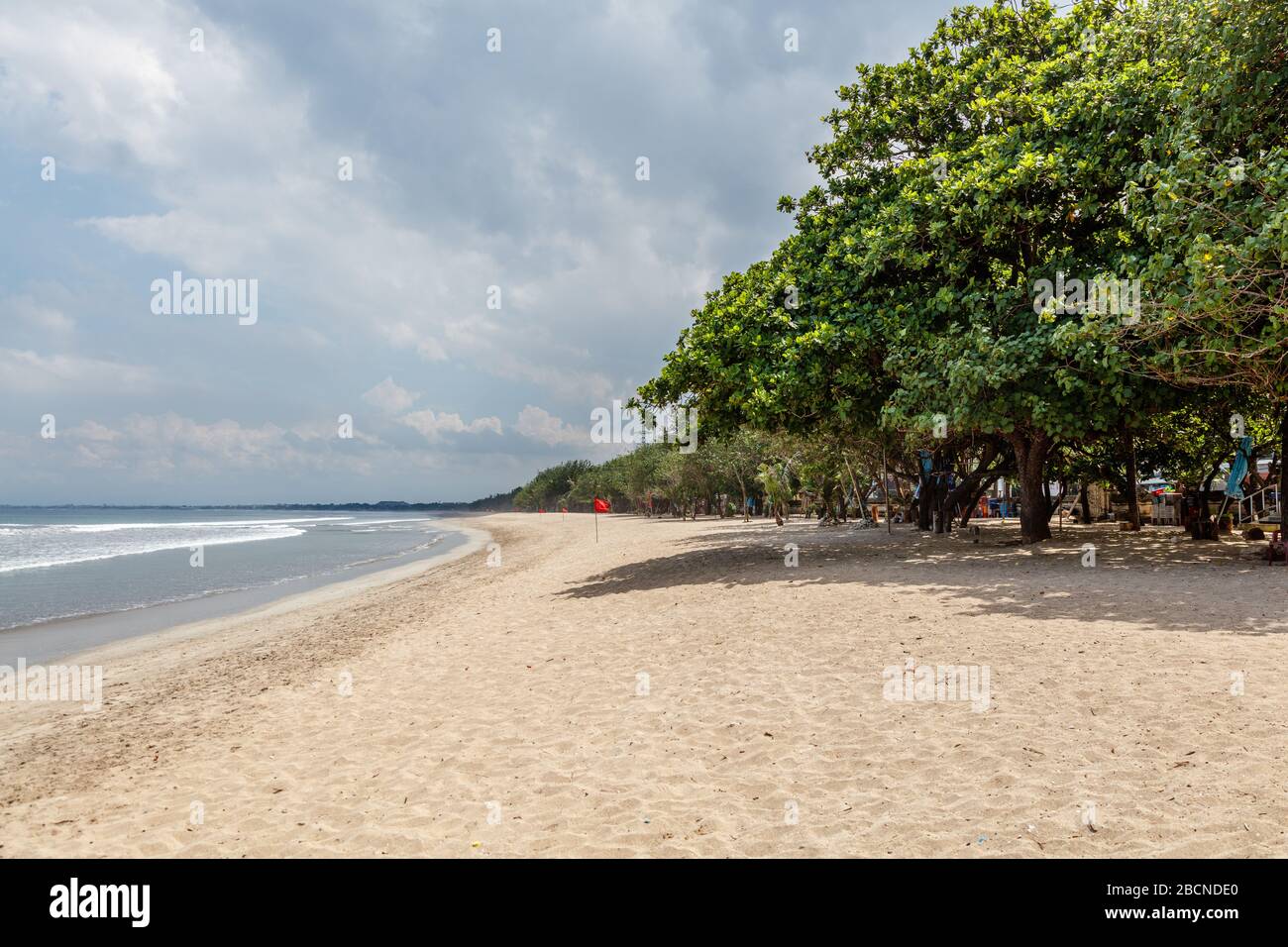 La destination touristique populaire vide Kuta plage fermée en raison de la quarantaine du virus corona. Badung, Bali, Indonésie. Banque D'Images