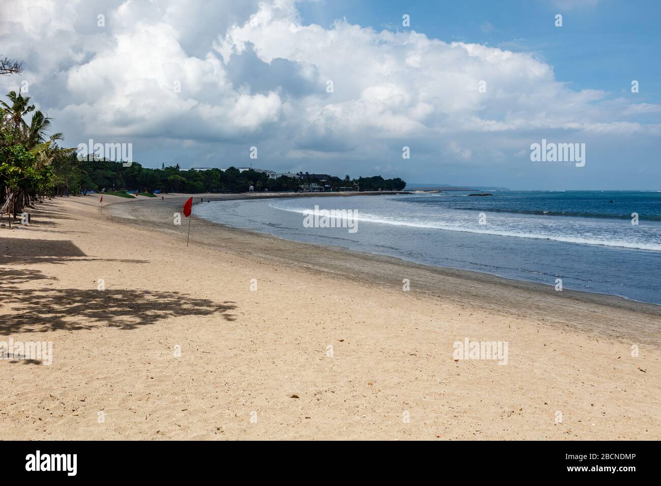 La destination touristique populaire vide Kuta plage fermée en raison de la quarantaine du virus corona. Badung, Bali, Indonésie. Banque D'Images