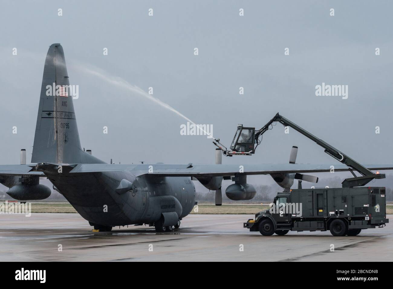 Un avion Hercules C-130 de la Force aérienne américaine, affecté au 180ème Escadron de transport aérien, la Garde nationale de l'air du Missouri, est dégivré par temps froid, avant une mission à la base de la Garde nationale aérienne de Rosecrans, à St. Joseph, Missouri, le 3 avril 2020. LA 180ème AINSI que le transport de soldats de la Garde nationale du Missouri, avec la 35ème Brigade de l'aviation de combat, en Virginie, où ils effectueront des efforts de démobilisation et retourneront avec leurs hélicoptères UH-60 Black Hawk. (ÉTATS-UNIS Photos de la Garde nationale aérienne par Tech. Sgt. Patrick Ebenson) Banque D'Images
