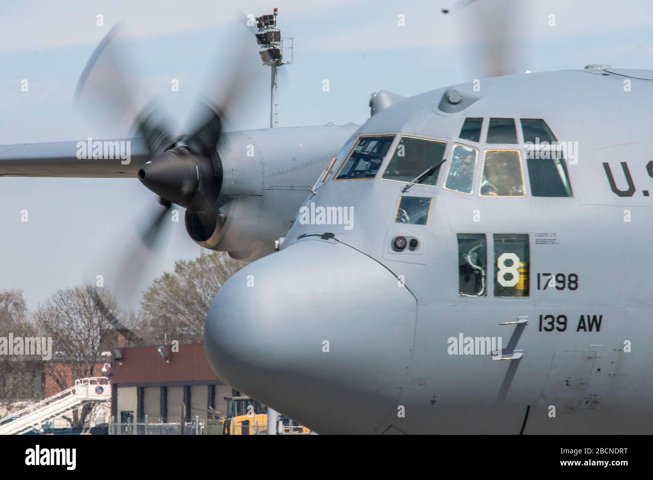 Un avion Hercules C-130 de la Force aérienne des États-Unis, affecté au 180ème Escadron de transport aérien, la Garde nationale de l'air du Missouri, le long de la ligne de vol, après un vol à la base de la Garde nationale aérienne de Rosecrans, à St. Joseph, Missouri, le 1er avril 2020. L'équipage et l'aéronef effectuaient une mission de formation de routine. (ÉTATS-UNIS Photo de la Garde nationale aérienne par Tech. Sgt. Patrick Ebenson) Banque D'Images