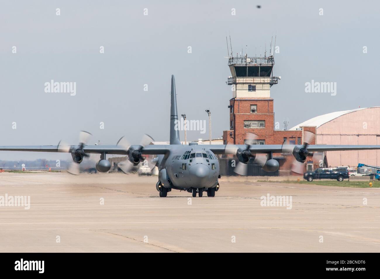 Un avion Hercules C-130 de la Force aérienne des États-Unis, affecté au 180ème Escadron de transport aérien, la Garde nationale de l'air du Missouri, le long de la ligne de vol, après un vol à la base de la Garde nationale aérienne de Rosecrans, à St. Joseph, Missouri, le 1er avril 2020. L'équipage et l'aéronef effectuaient une mission de formation de routine. (ÉTATS-UNIS Photo de la Garde nationale aérienne par Tech. Sgt. Patrick Ebenson) Banque D'Images