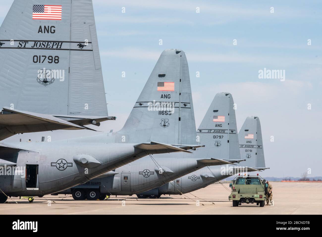 Les avions Hercules C-130 de la Force aérienne des États-Unis, affectés au 180ème Escadron de transport aérien, la Garde nationale aérienne du Missouri, sont garés le long de la ligne de vol de la base de la Garde nationale aérienne de Rosecrans, à St. Joseph, Missouri, le 1er avril 2020. La 139ème Escadre de la Garde nationale de l’air du Missouri est composée d’environ 1 100 citoyens-aviateurs des collectivités locales de la région. L'unité exploite l'avion de fret Hercules C-130 H et a une double mission dans l'État du Missouri et le gouvernement fédéral. (ÉTATS-UNIS Photo de la Garde nationale aérienne par Tech. Sgt. Patrick Ebenson) Banque D'Images