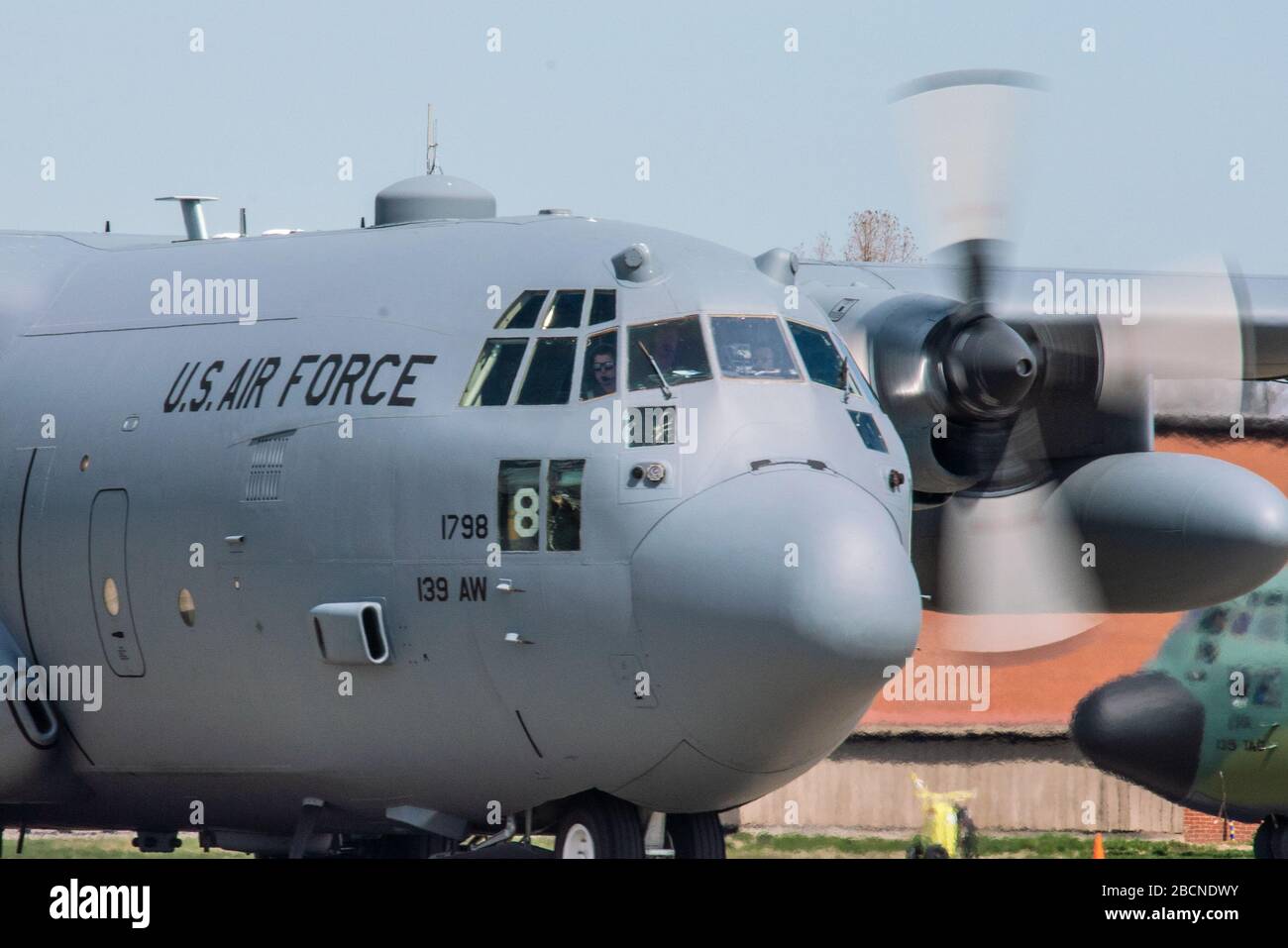 Un avion Hercules C-130 de la Force aérienne des États-Unis, affecté au 180ème Escadron de transport aérien, la Garde nationale de l'air du Missouri, le long de la ligne de vol, après un vol à la base de la Garde nationale aérienne de Rosecrans, à St. Joseph, Missouri, le 1er avril 2020. L'équipage et l'aéronef effectuaient une mission de formation de routine. (ÉTATS-UNIS Photo de la Garde nationale aérienne par Tech. Sgt. Patrick Ebenson) Banque D'Images