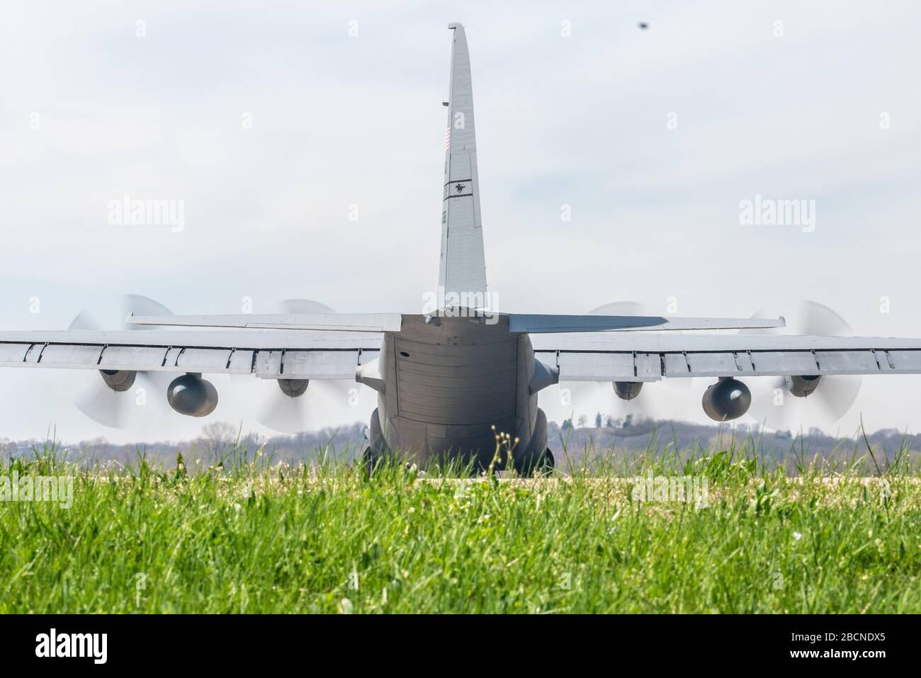 Un avion Hercules C-130 de la Force aérienne américaine, affecté au 180ème Escadron de transport aérien, la Garde nationale de l'air du Missouri, se prépare à prendre un taxi jusqu'à la piste, à la base de la Garde nationale aérienne de Rosecrans, à St. Joseph, Missouri, le 1er avril 2020. L'équipage effectuait un vol d'enregistrement avec un avion qui venait de sortir de l'entretien. (ÉTATS-UNIS Photo de la Garde nationale aérienne par Tech. Sgt. Patrick Ebenson) Banque D'Images
