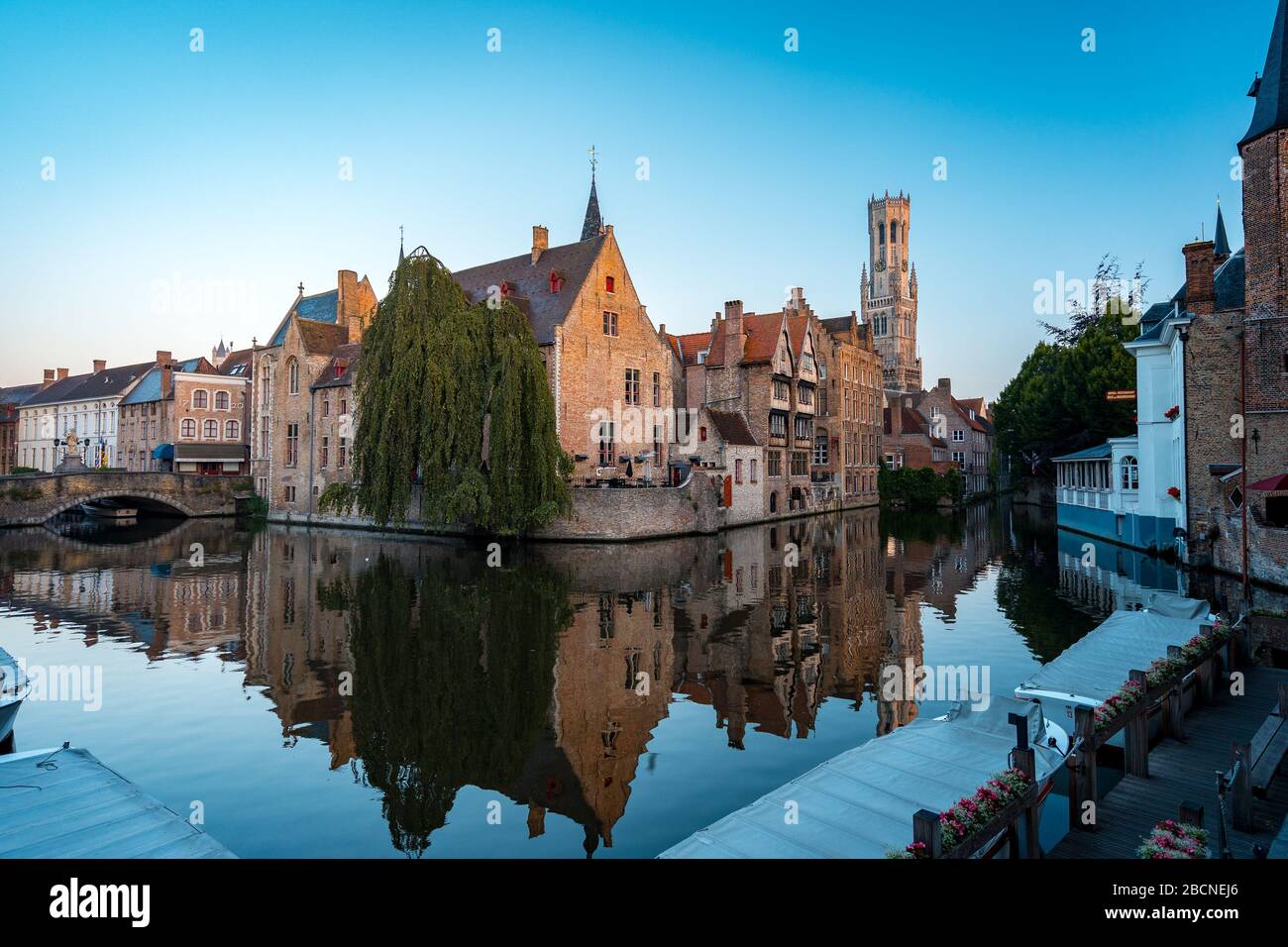 Bruges, Belguim - bâtiments médiévaux le long de la rivière dans la ville Banque D'Images