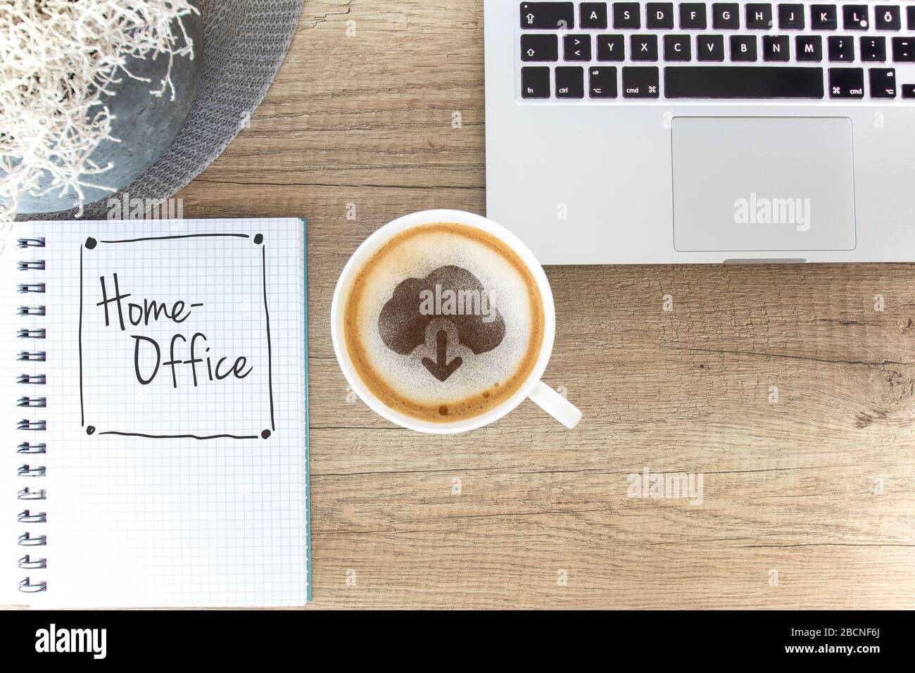 Tasse à café sur une table rustique avec icône de téléchargement Web, ordinateur portable et bloc-notes / espace de travail Homeoffice Banque D'Images