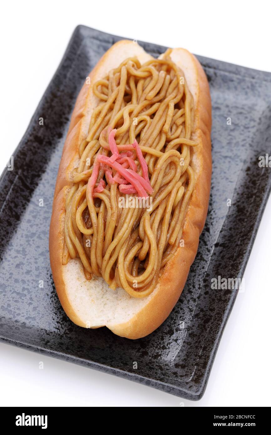 Cuisine japonaise, pain à la poêle yakisoba sur le plat, sur fond blanc Banque D'Images