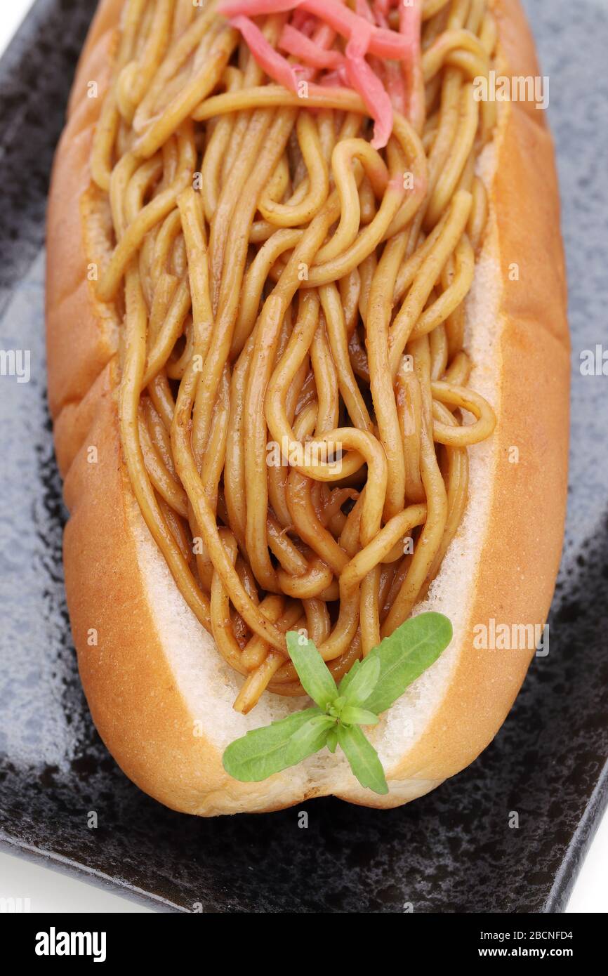 Cuisine japonaise, pain à la poêle yakisoba sur le plat, sur fond blanc Banque D'Images