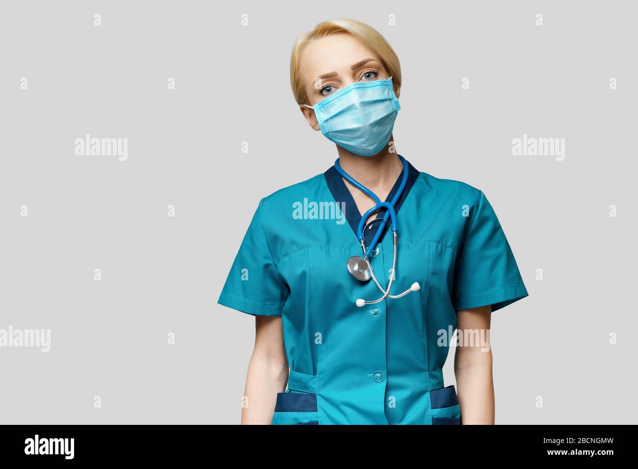 infirmière médecin femme avec stéthoscope portant un masque de protection et des gants en caoutchouc ou en latex Banque D'Images